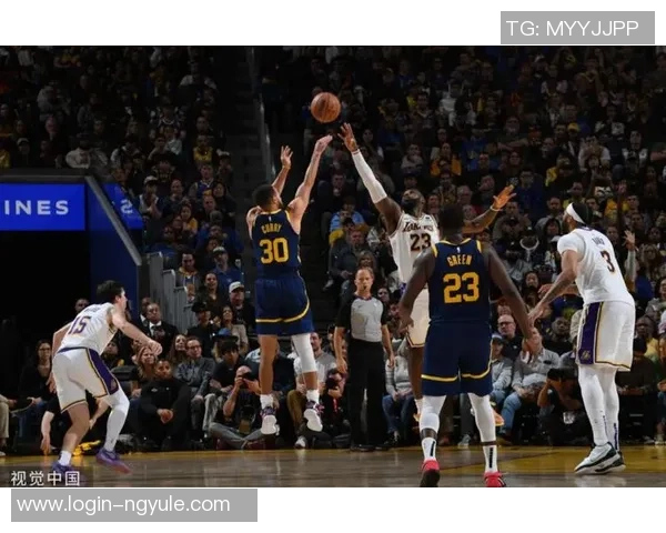 17赛季湖人勇士对决回顾：经典比赛瞬间与球星表现分析